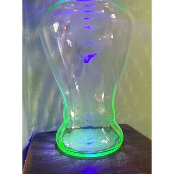 Vintage 30's Optic Ribbed Green Glass Uranium Vase 9" - Picture 5 of 16